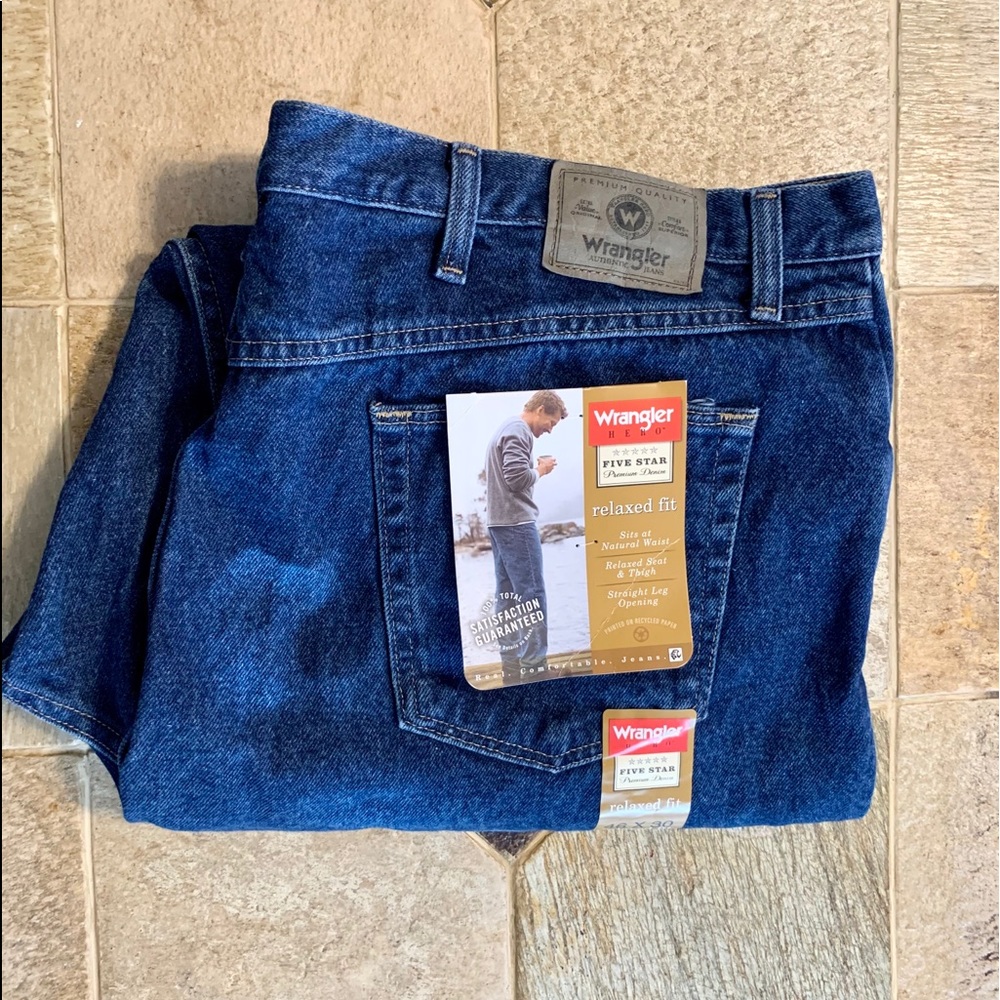 NWT Wrangler Relaxed Fit Dark Wash Jeans 46 x 30